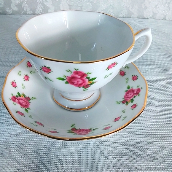 Vintage Royal Albert floral teacup and saucer set with gold trim from England - Picture 1 of 6